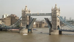 SYSaphir passiert die Tower Bridge (1)